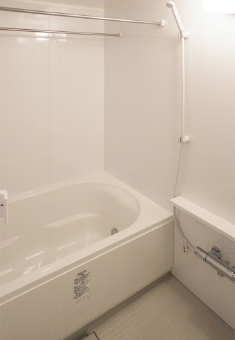 ブルーのクロスの奥行き効果で爽やかトイレを演出 渋谷区 M様邸 ブルーのクロスの奥行き効果で爽やかトイレを演出 渋谷区 M様邸